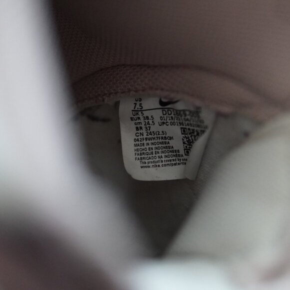 Pink & white Nike shoes - Picture 4 of 4